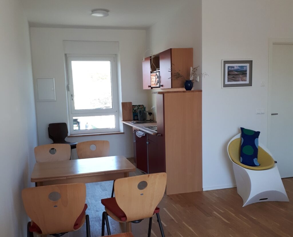 Essplatz mit Küche im Hintergrund