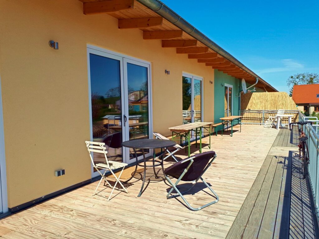 Terrasse mit Eingängen zu den Ferienwohnungen